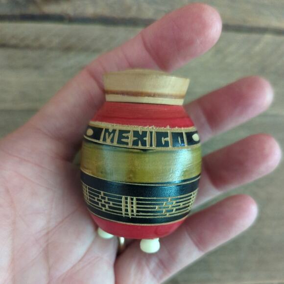 Vintage Carved Wood Souvenir Mexico Salt and Pepper Shakers Red and Green - Picture 2 of 10